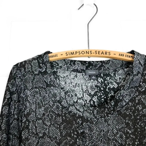 Aritzia Talula Women's Small Grey Snake Print Long Sleeve Scoop Neck Top - Picture 3 of 4